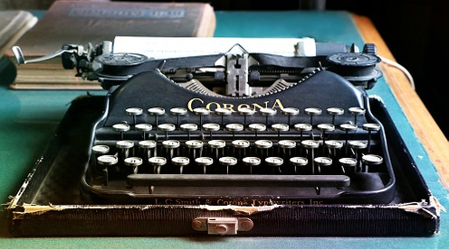 typewriter-1603999_1920.jpg